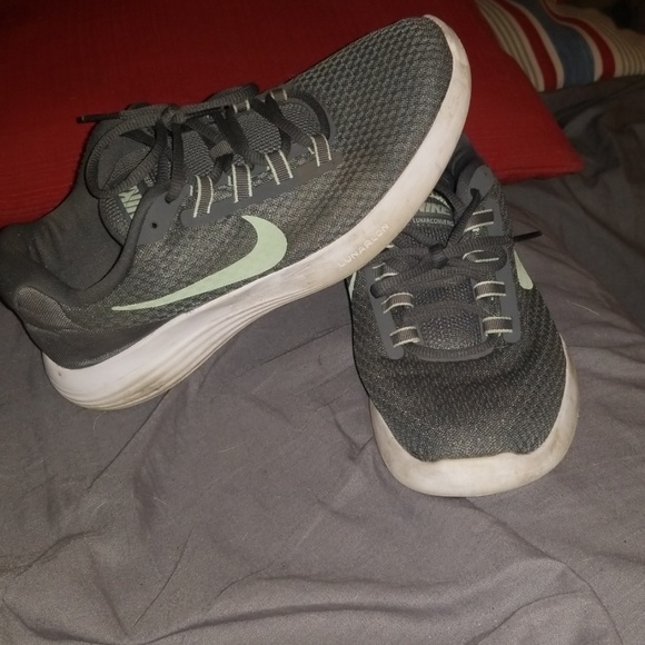 Size 10 Women's Nike Shoes - Picture 1 of 4